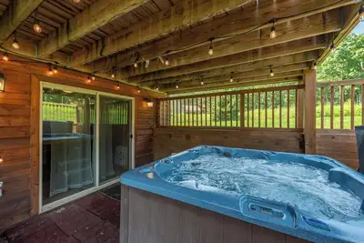 Image de Pistes, bateaux et oiseaux - Région du lac / zone de golf Accueil w / Fire Pit & Hot Tub