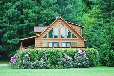 Image de Riverfront cabane en rondins, bain à remous, foyer au bois, animaux acceptés, foyer, baby-foot, Wifi, terrasse, cov. porche, petits chiens admis.