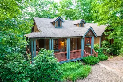 Image de Resort Home avec accès au Lake Club & Golf- Home comprend les clubs, les flotteurs, les cornholes et les cannes à pêche