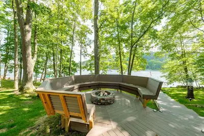 Image de Une pierre au bord du lac - Premier maison près du Wisp Resort