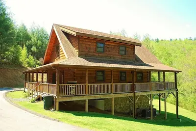 Image de Cabane en rondins personnalisée avec 4 Br, animaux acceptés, bain à remous, Wifi, terrasse couverte, salle de jeux, cheminée