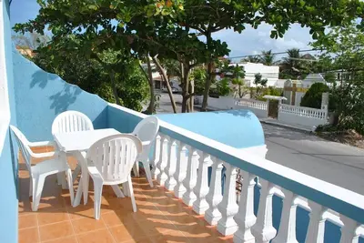 Appartement lumineux et spacieux, balcon privé près de la plage, 4 pâtés de maisons du centre ville