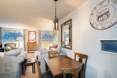 Image de Condo récemment rénové près de l'ascenseur 7 et l'épicerie.