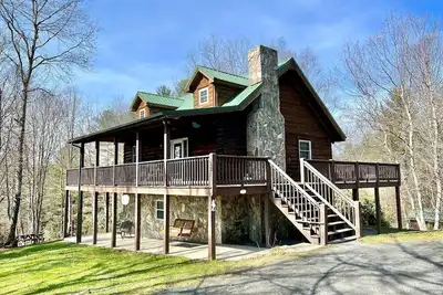Image de Cabane en rondins personnalisée avec vues Mtn, bain à remous, table de billard, Wifi, véranda couverte