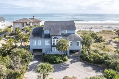 Image de Charmante maison sur la plage avec un Projeté dans Porche parfait pour la détente