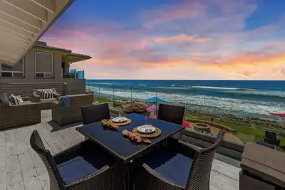 Image de Duplex supérieur en bord de mer, décoré par un designer et équipé avec climatisation