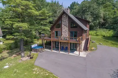 Image de Rock Lodge Retreat - Accueil Lake Area avec foyer et bain à remous