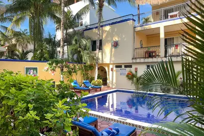 Terrasse privée donnant sur la piscine. Deux minutes à pied de la plage.