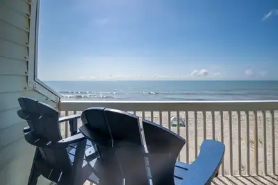 Image de Condo familial en bord de mer avec installations incroyables, accès à la piscine et à la plage, kiosques de jardin et centre de loisirs avec gymnase, piscine intérieure / jacuzzi et salons.