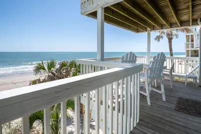 Image de Condo familial en bord de mer avec installations incroyables, accès à la piscine et à la plage, kiosques de jardin et centre de loisirs avec gymnase, piscine intérieure / jacuzzi et salons.