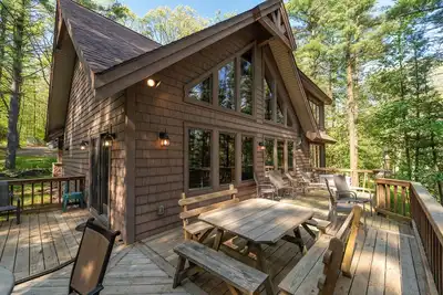 Image de Peaceful Easy Feelin'- Accueil Lakefront w / Fire Pit & Hot Tub