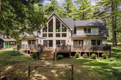 Image de Winslow Lodge-Lakefront Home avec bain à remous extérieur et ponton privé