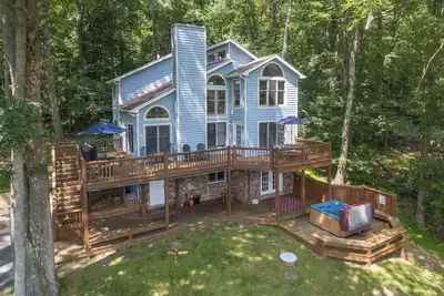 Image de Maison de ville avec accès au lac de 4 chambres près du Wisp Resort