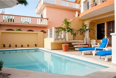 Appartement confortable, cuisine bien équipée à côté de la piscine scintillante