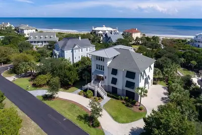 Image de Spectacular Beachfront Home avec toutes les commodités dont vous avez besoin pour des vacances parfaites