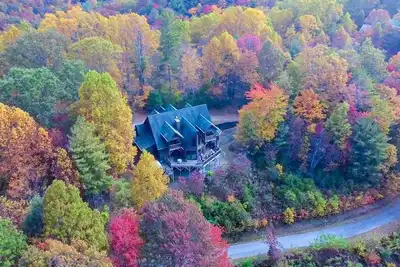 Image de Maison de montagne magnifique, WiFi, table de billard, bain à remous, près de Boone