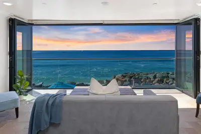 Image de Retraite de luxe en bord de mer avec spa, barbecue et climatisation.