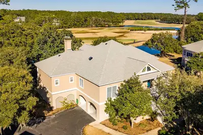 Image de Détendez-vous dans cette villa bien aménagée avec vue sur le lac, la piscine et le 1er fairway