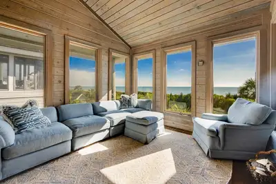 Image de Spacieux Oceanfront Villa avec ascenseur, wifi, bibliothèque, jeux de sociét��, véranda, et réfrigérateur à vin