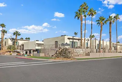 Image de Près du lac Havas, 2br avec bain à remous dans les meilleurs complexes, piscine et Wifi Gratuit