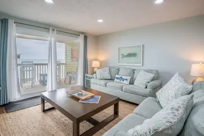 Image de Condo familial en bord de mer avec installations exceptionnelles, accès à la piscine et à la plage, kiosques de jardin et centre de loisirs avec gymnase, piscine intérieure / jacuzzi et salons.