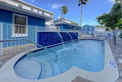 Image de Le Reef Quaint Beach Cottage à quelques pas du sable! 2 chambres 1 salle de bain avec piscine