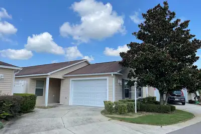 Image de Mignon Courtyard Villa petits chiens et chats dégriffés bienvenus! Automne bas prix!