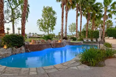 Image de Villa Sur Le Golf - Table De Piscine - Misters! Piscine D'Eau SALÉE