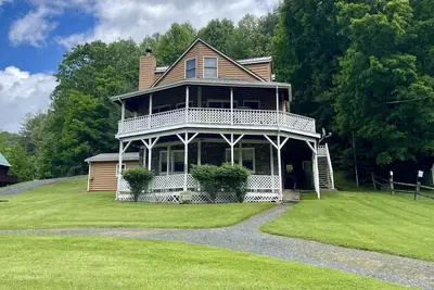 Image de 7e nuit Gratuitement lorsque vous réservez en ligne! ~ 6 Br River Front, Animaux admis, Billard, Wifi, Lit king, foyer,
