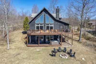 Image de Sweetwater Ridge- Accueil du lac avec foyer et bain à remous