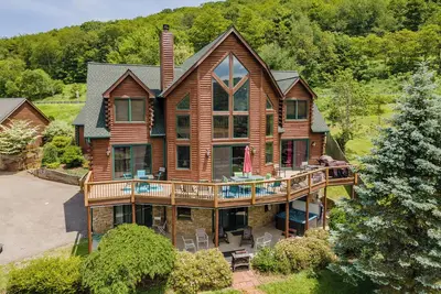 Image de Cedar Chateau- Large Lake Access Home avec piscine intérieure privée