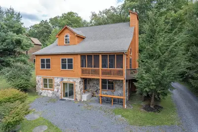 Image de Windysun West- Lake Area Home avec foyer et bain à remous