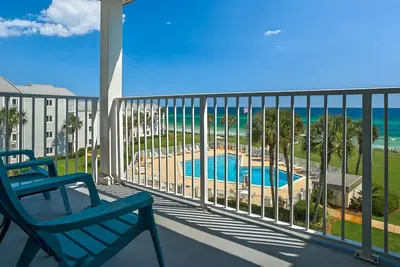 Image de Gulf Front, 2br / 2ba, beaucoup d'espace ouvert, grande piscine et Loaction!