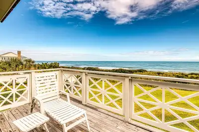 Image de Eh bien nommé Oceanfront Villa avec ascenseur, wifi et décoré dans un style country français
