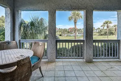 Image de Memories Await, une magnifique villa avec vue sur l'océan, dotée d'un bar avec évier, écrans plats et wifi.