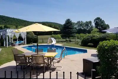 Image de Magnifique Cadre Rustique Paisible Pour 12+ Terrain de jeu chauffé pour piscine
