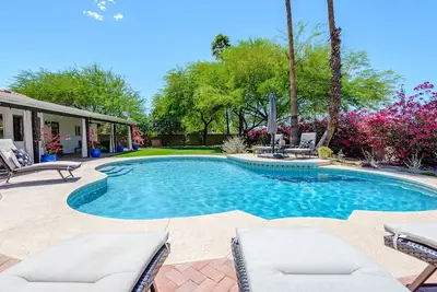 Image de Santa Barbara-Style Home dans le centre de Scottsdale avec piscine chauffée privée