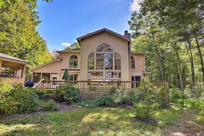 Image de Superbe maison du lac Pocono avec plage privée et quai!