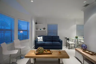 Image de Magnifiquement aménagé! Vue directe sur l'océan et la promenade, parking, wifi et câble! ! !