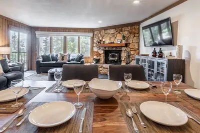 Image de Condo Mammoth avec un plan d'étage ouvert, un poêle à bois et des commodités