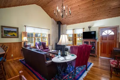 Image de Cottage Crêpe Myrte | 5 pâtés de maisons de la rue principale | Cour agréable