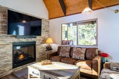 Image de Spécial Printemps! Charmante maison qui accepte les animaux domestiques à proximité du parcours de golf et à quelques pas du lac.