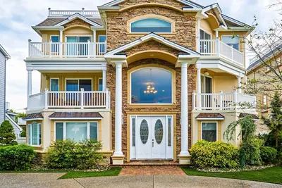 Image de 24 couchages! Maison de luxe avec 9 chambres, 8 salles de bain complètes, piscine, ascenseur et terrasse sur le toit