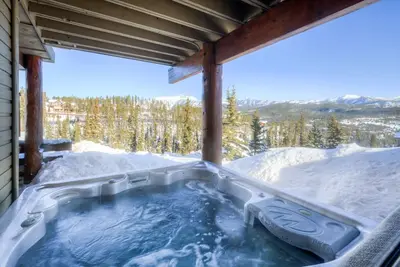 Image de Maison de ville située au pied des pistes près du Moonlight Lodge avec bain à remous et vues spectaculaires sur les montagnes