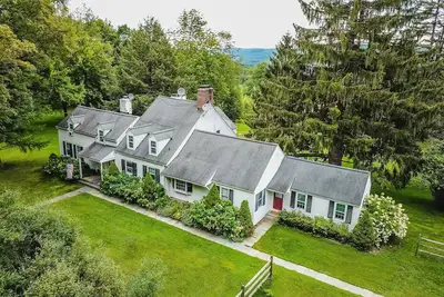 Image de Maison familiale 5 Br Cooperstown: 9 acres, terrasse et grill. 4200 pieds carrés avec vue sur le lac