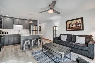 Image de Lovely 1bd Condo, en face de Quicksilver Lift!