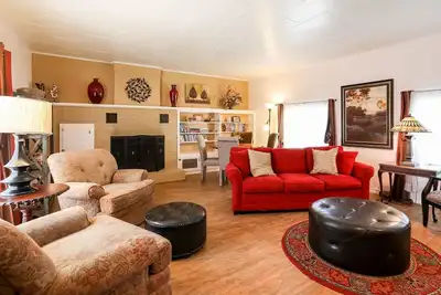 Image de Retraite de Sam Houston | À distance de marche des festivals | Près de la rue principale