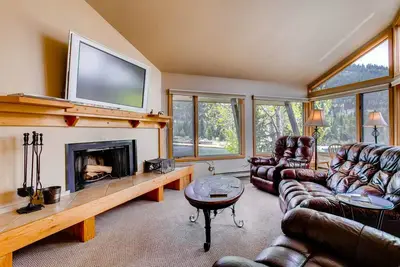 Image de Grand condo 3Br de 1400 pi² dans Lakeside Village ~ Ski gratuit pour les enfants!