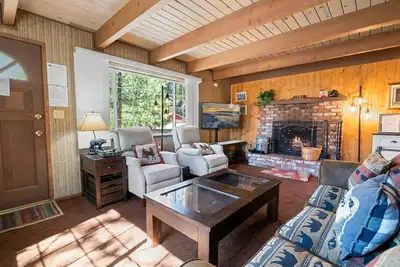 Image de Glenview Getaway - Marchez jusqu'au lac! Cheminée confortable! 2 heures gratuites de location de vélo / kayak!