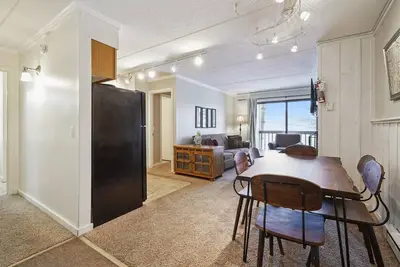 Image de Condo récemment rénové avec navette pour pistes / maison de ski